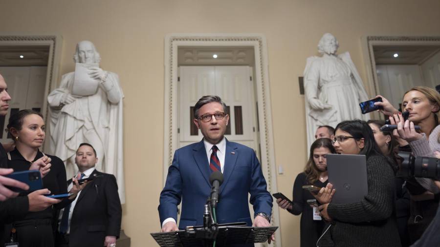 El presidente de la Cámara de Representantes, el republicano Mike Johnson, habla brevemente con la prensa antes de una votación sobre un proyecto de ley provisional para impedir un cierre gubernamental, el jueves 19 de diciembre de 2024, en el Capitolio en Washington.