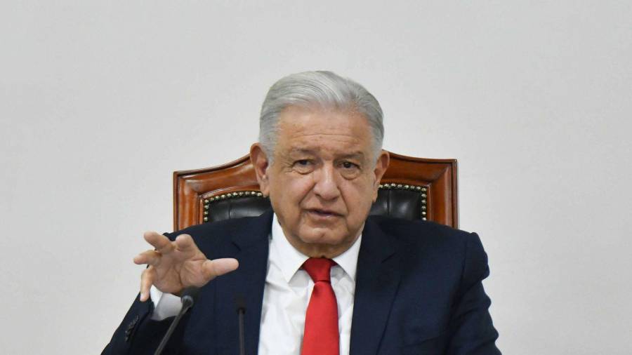 López Obrador, asegura el periodista en su columna “Estrictamente Personal”, está usando a su hermano Martirizado López Obrador, quien recorre el país como mensajero, para señalar quiénes son sus candidatos a las gubernaturas a renovarse en 2027.