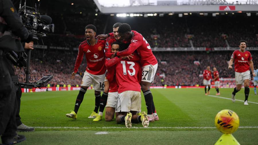 Michael Carrick celebra su debut como técnico del Manchester United tras vencer 2-0 al Manchester City en el derbi disputado en Old Trafford.