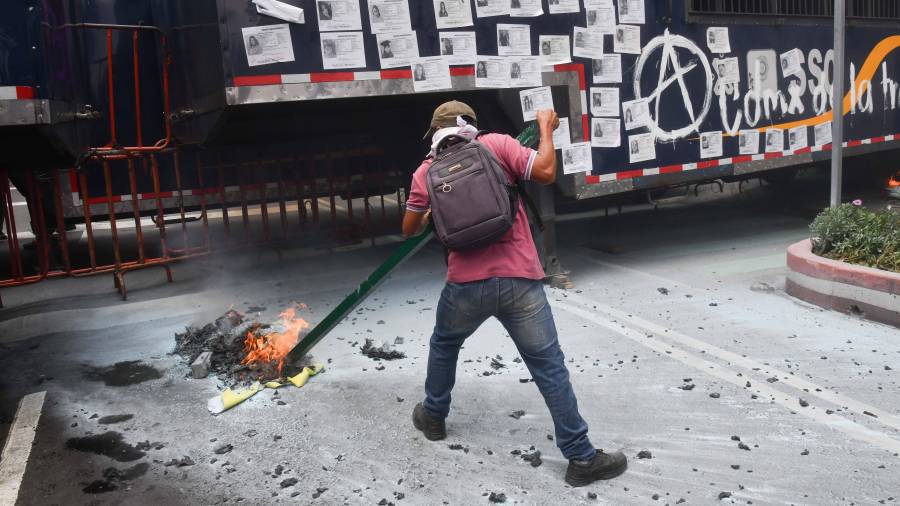 La CNTE ya lleva más de una semana protestando a diario en la Ciudad de México y otras entidades exigiendo abrogar la Ley del ISSSTE de 2007.