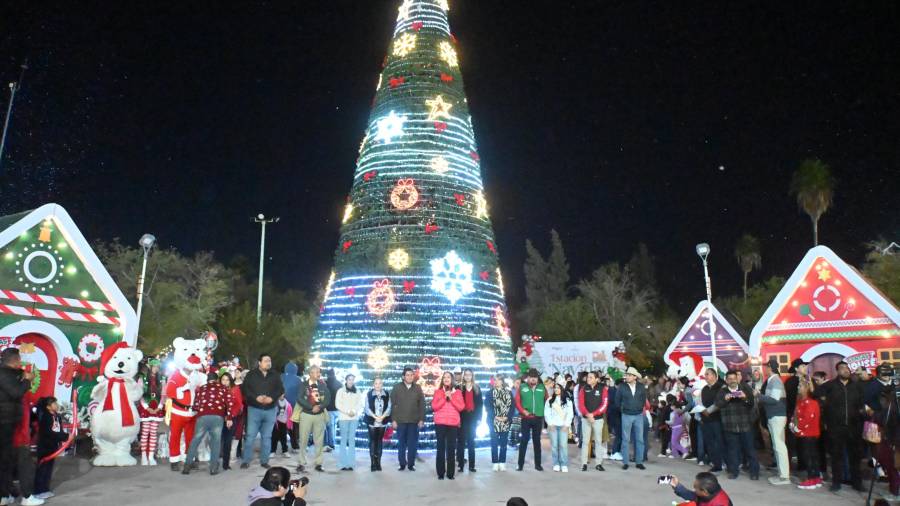 La alcaldesa Sara Irma Pérez Cantú encendió el pino monumental ante miles de asistentes.