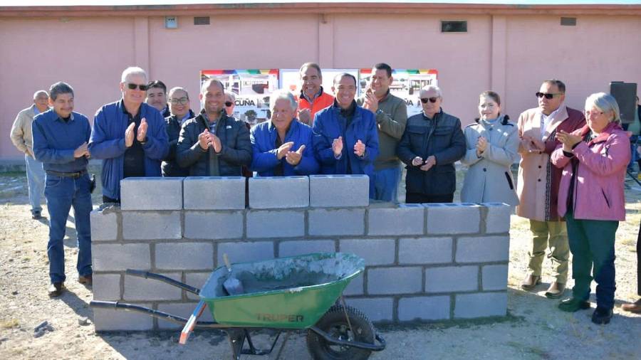 El alcalde Emilio de Hoyos Montemayor da el banderazo de inicio de la construcción del Centro de Rehabilitación de las Adicciones en Acuña.