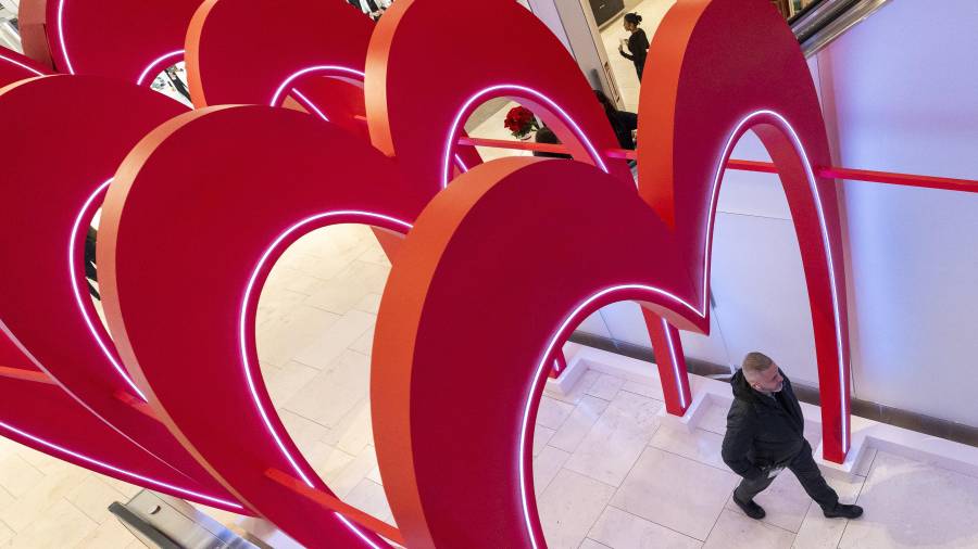 Una persona camina por una zona decorada durante los preparativos para San Valentín en Nueva York (Estados Unidos). El origen de esta celebración del amor queda situado en la fiesta romana de las lupercales.