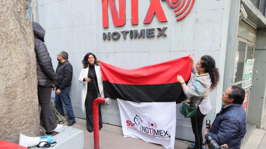 Integrantes del Sutnotinex, encabezados por su líder Adriana Urrea, dieron a conocer que levantan la huelga, que según señalan duro más de dos años, luego de que la convocarán tras despidos masivos.