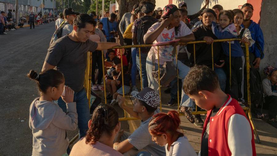 Migrantes esperan en la frontera, mientras la Corte Suprema debate sobre el futuro de la política de asilo.