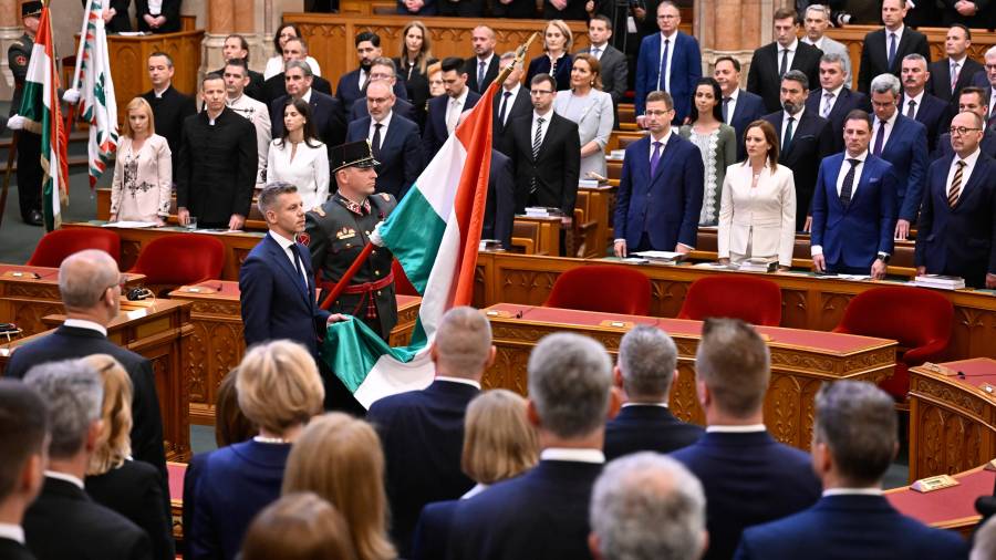 Peter Magyar jura el cargo de primer ministro de Hungría durante una ceremonia celebrada en Budapest, Hungría