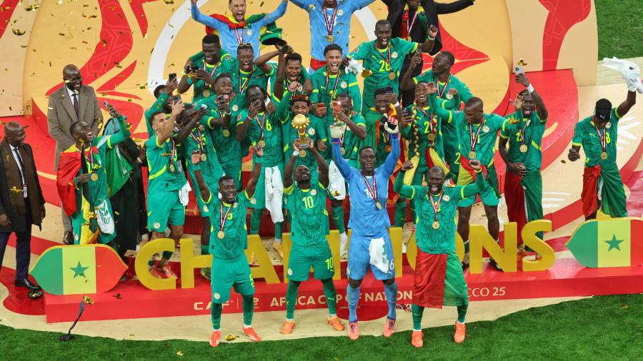 El senegalés Sadio Mané alza el trofeo mientras celebra con sus compañeros tras ganar la final de la Copa Africana de Naciones entre Senegal y Marruecos en Rabat, Marruecos.