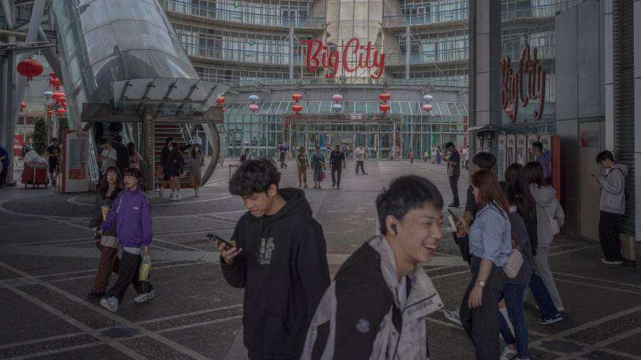 El Big City generó más de 100 millones de dólares en tan solo 12 días durante sus grandes rebajas de diciembre. Sin embargo, esta riqueza no se traduce en aumentos salariales para quienes no tienen vínculos con el sector tecnológico, quienes en gran medida se han visto excluidos por los altos precios.
