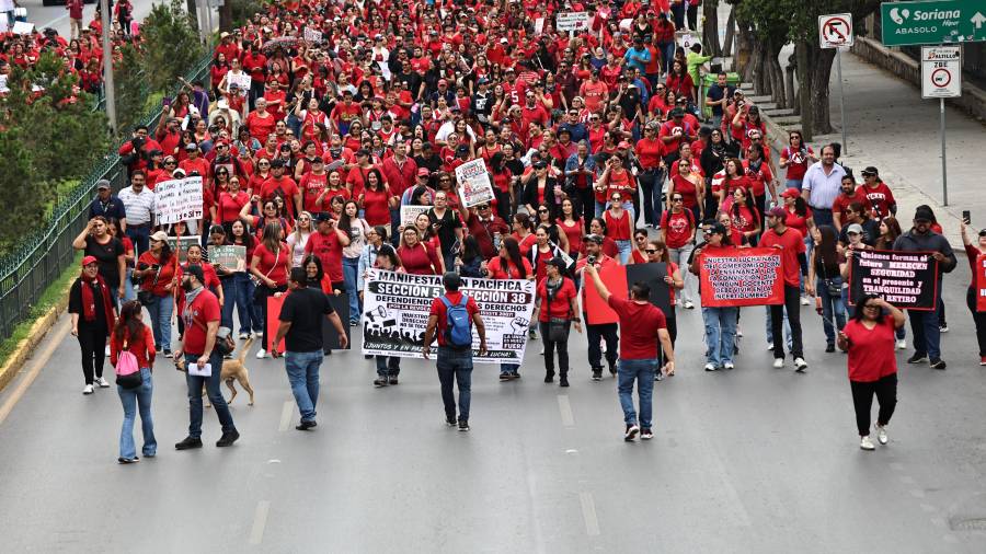 La protesta tuvo como objetivo exigir mejoras laborales, cambios al sistema de pensiones y atención a diversas demandas del magisterio.