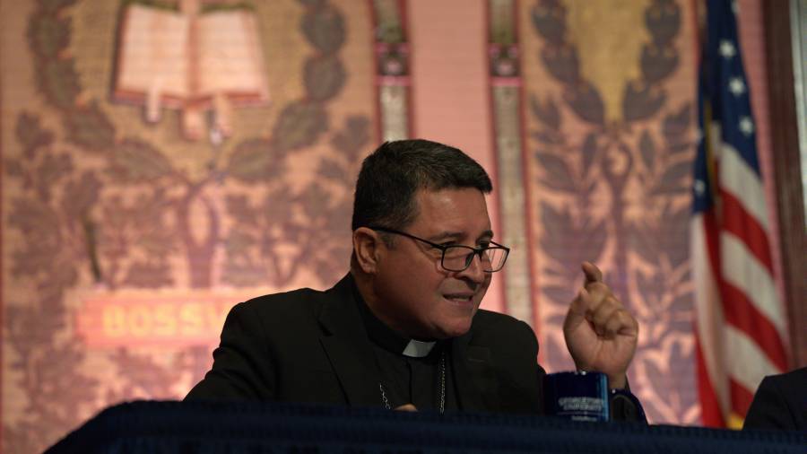 El obispo auxiliar Evelio Menjivar-Ayala habla en un panel sobre inmigración en la Universidad de Georgetown en Washington, el jueves 11 de septiembre de 2025.