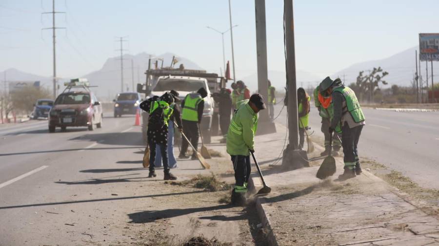 Brigadas del programa “Aquí andamos” realizaron labores de limpieza, deshierbe y pintura en el bulevar Fundadores, al oriente de Saltillo.
