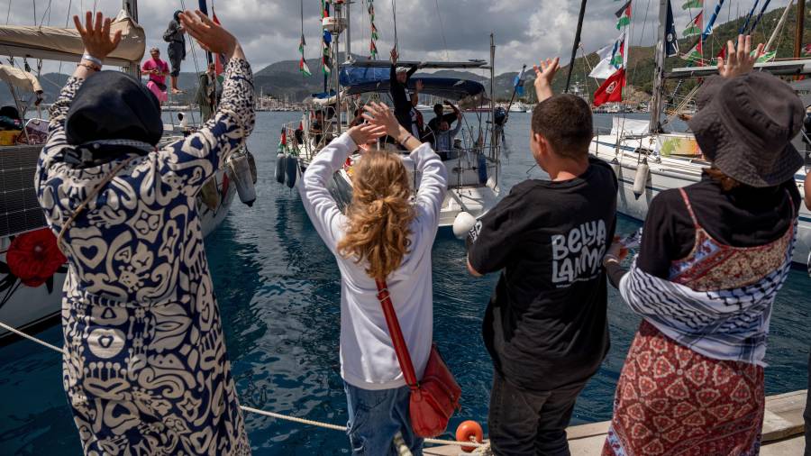 Otras imágenes mostraron a fuerzas israelíes en lanchas rápidas, acercándose y pidiéndoles a los activistas moverse hacia la parte delantera de los botes