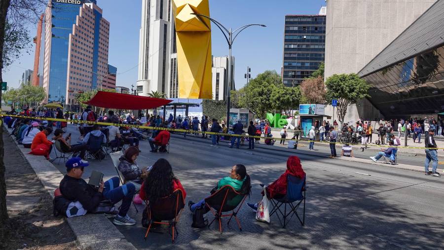 Integrantes de la CNTE bloquearon Paseo de la Reforma, en el marco del paro de 72 horas que realizan para exigir mejoras laborales.
