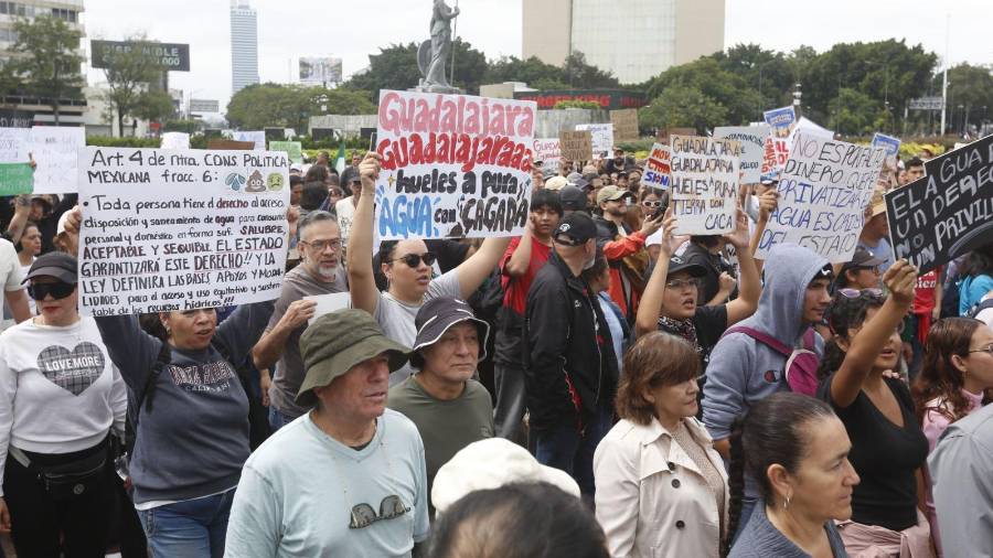 Manifestantes en Jalisco portaron lonas con consignas como “El agua nos une y defenderla nos corresponde” y “Fuera Lemus”.