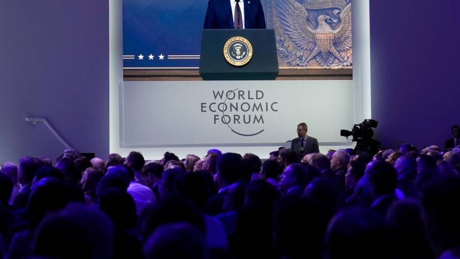 El presidente estadounidense Donald Trump habla por video ante el Foro Económico Mundial de Davos, Suiza, el 23 de enero del 2025.