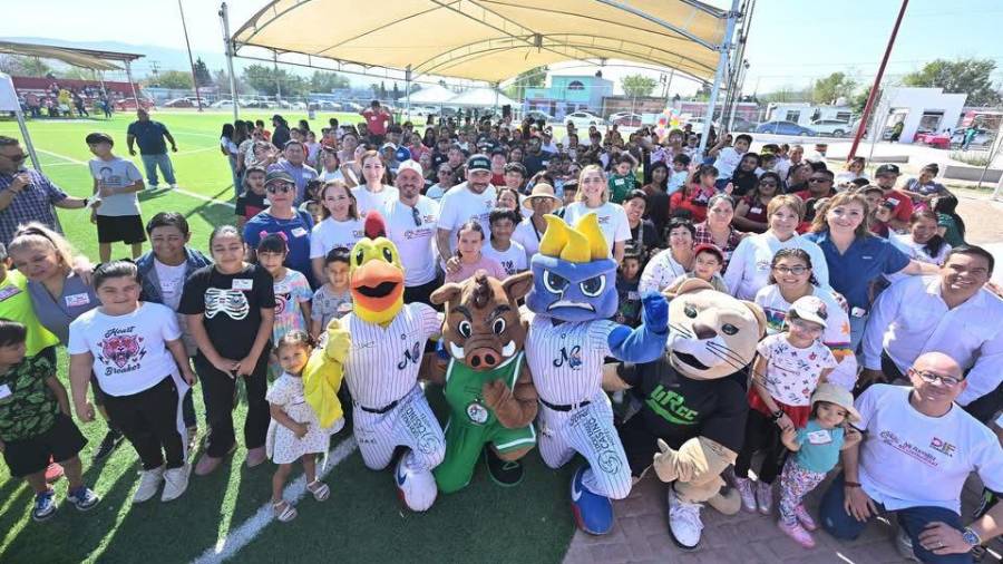 El alcalde Carlos Villarreal y Mavi Sosa durante el arranque de las actividades del Rally en Monclova.
