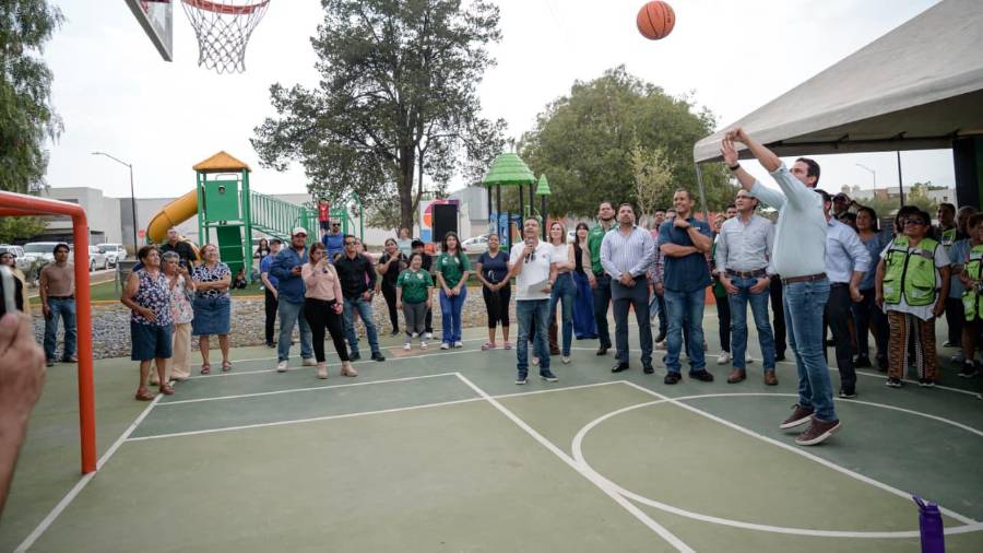 El alcalde Javier Díaz González entregó la rehabilitación integral de la plaza de la colonia Maravillas como parte de los programas Participa Saltillo y Activa tu Parque.