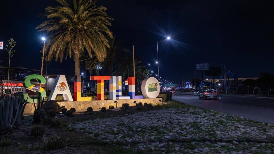 La decoración temática busca dar la bienvenida a visitantes y familias que disfrutan de las actividades relacionadas con la fiesta mundialista en la ciudad.