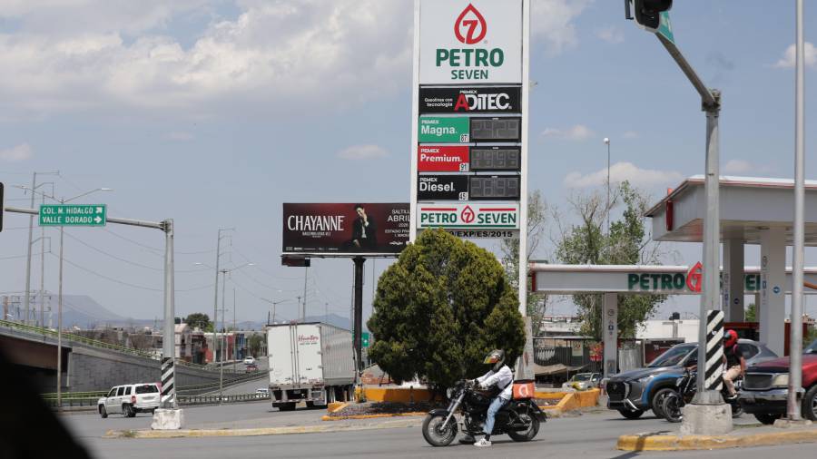 En estaciones cercanas a la central de autobuses, los tableros de precios permanecen apagados; sin embargo, al cargar combustible, el display de la bomba revela el costo real del litro.