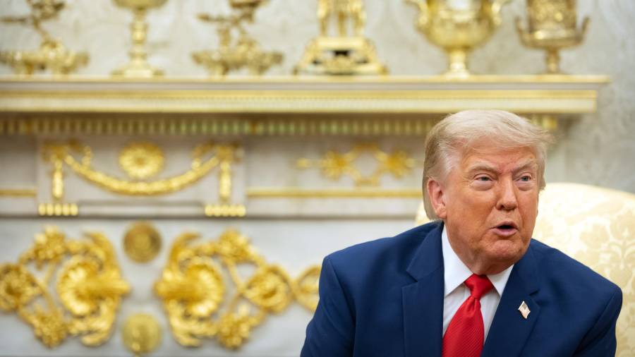 El presidente Donald Trump habla mientras se reúne con el presidente libanés Joseph Aoun en el Despacho Oval de la Casa Blanca, el martes 21 de julio de 2026, en Washington.