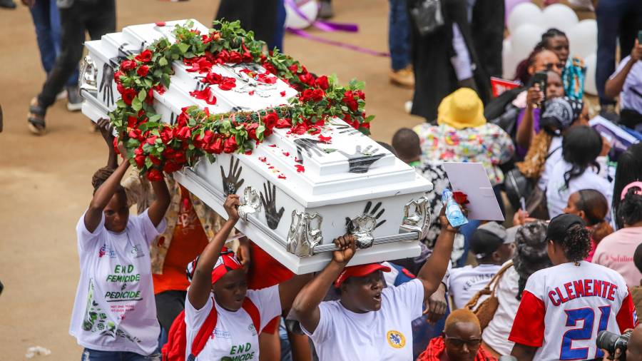 Manifestantes cargan un ataúd en una marcha contra el auge de feminicidios, en el centro de Nairobi, Kenia, el lunes 1 de junio de 2026, informó la agencia internacional AP.