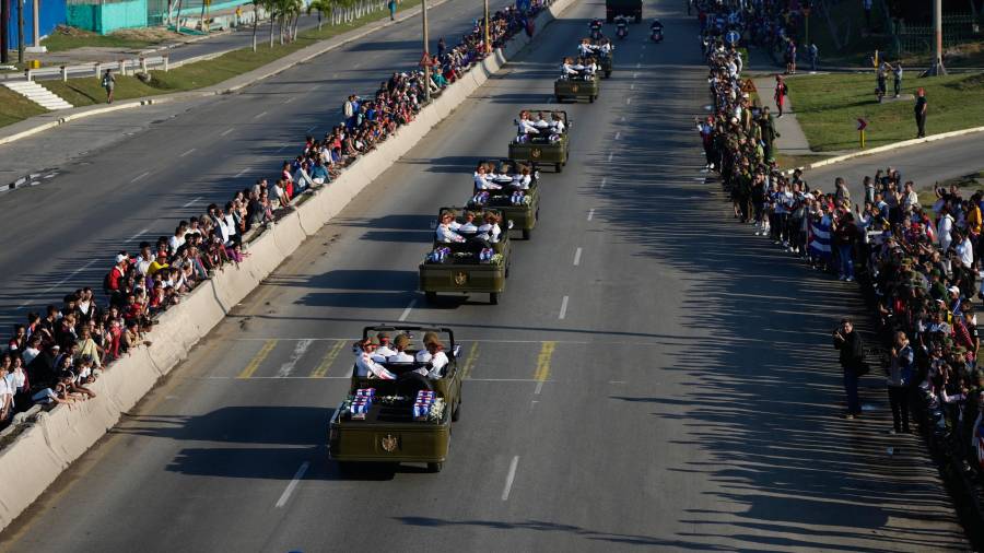 Una caravana transporta los restos de los oficiales cubanos fallecidos durante la operación estadounidense en Venezuela para capturar al expresidente Nicolás Maduro, a través de La Habana, Cuba.