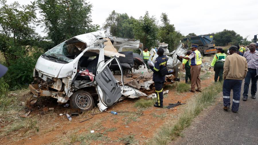 La policía inspecciona el lugar de un choque entre un camión y un minibús escolar en Vanderbijlpark, al sur de Johannesburgo, Sudáfrica, el lunes 19 de enero de 2026.