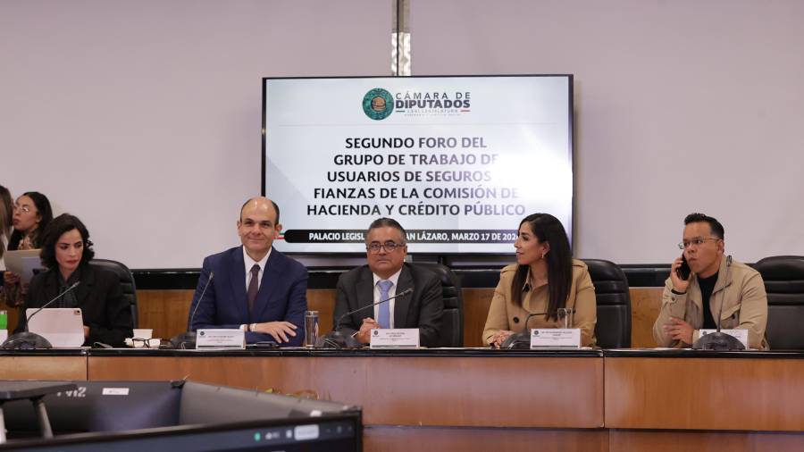 El diputado por Coahuila, Jericó Abramo, es el principal impulsor de poner reglas claras en hospitales privados y en seguros médicos.