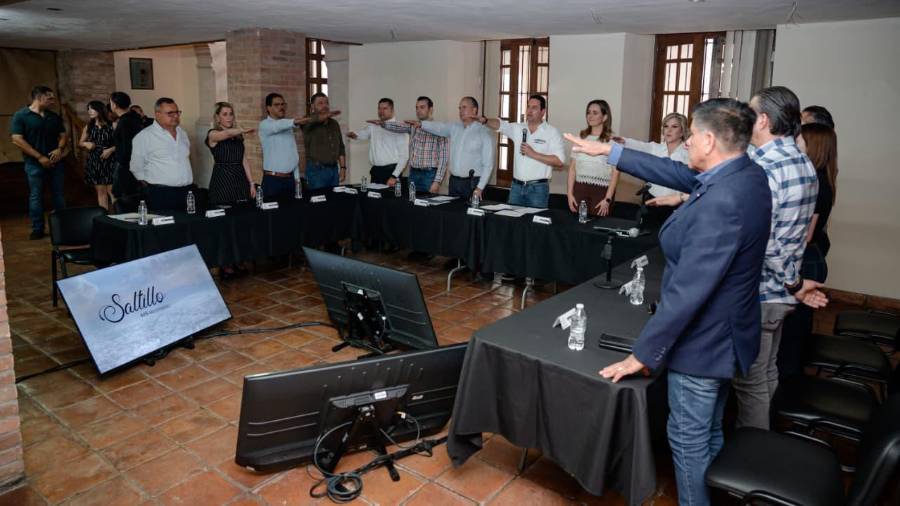Funcionarios municipales y representantes ciudadanos participaron en la toma de protesta del Consejo.