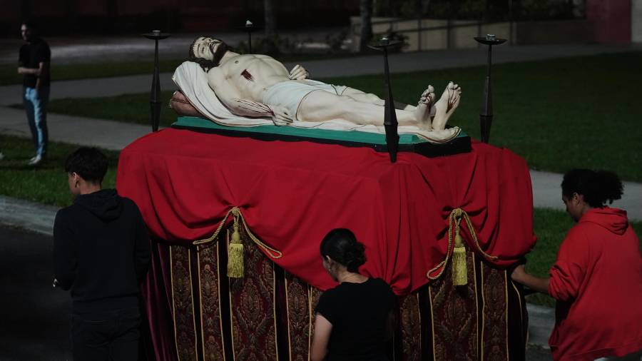 Una representación de Jesús en un ensayo para la procesión de Viernes Santo por parte del grupo juvenil católico Corpus Christi, en Miami, Florida.