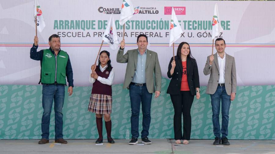 Estudiantes de la primaria Félix U. Gómez participaron en el arranque de la obra de techumbre, que permitirá realizar eventos cívicos, deportivos y culturales en mejores condiciones.