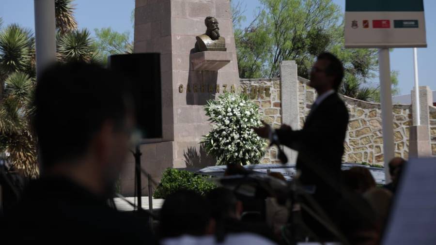 La Filarmónica del Desierto, dirigida por el maestro Natanael Espinoza, interpretó el Danzón No. 2 de Arturo Márquez durante el acto conmemorativo realizado en el histórico recinto.