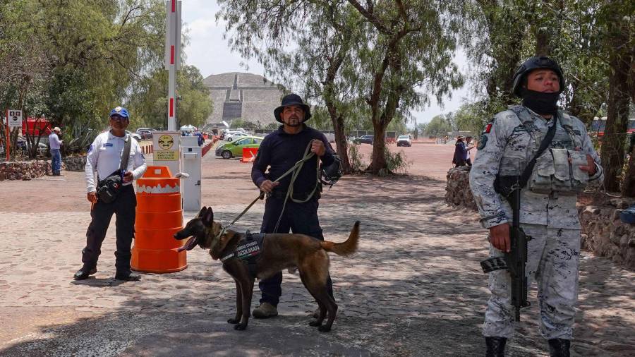 Este miércoles se realizó la reapertura de la Zona Arqueológica Teotihuacán, tras el ataque armado propiciado por un hombre desde la Pirámide de la Luna que dejara sin vida a dos personas, incluyendo al atacante. Luego de estos hechos, para la apertura de las inmediaciones se realizó un operativo disuasivo por parte de la Guardia Nacional, así como revisiones preventivas durante el acceso de los visitantes, en su gran mayoría extranjeros.