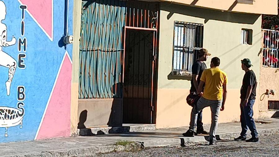 Una mujer fue encontrada sin vida en su vivienda de la colonia José G. Madero; autoridades acordonaron el área y la Fiscalía inició una carpeta de investigación para esclarecer las causas del fallecimiento.