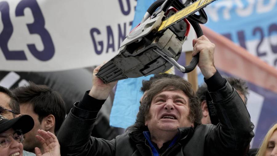 El entonces aspirante a la presidencia Javier Milei blande una motosierra durante un acto de campaña en La Plata, Argentina, el martes 12 de septiembre de 2023.