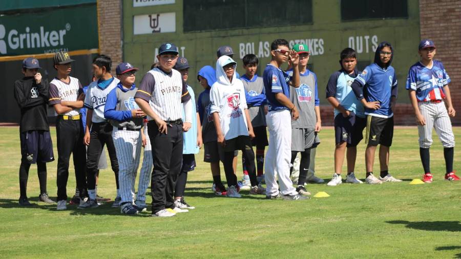 Jóvenes peloteros de Coahuila mostraron sus habilidades durante las pruebas de selección realizadas en el Estadio Revolución de Torreón rumbo a la Olimpiada Nacional Conade 2027.