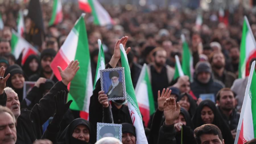 Numerosas personas se han concentrado en la plaza Enqelab de Teherán, en señal de duelo tras la muerte del líder supremo iraní, el ayatolá Alí Jamenei, el 1 de marzo de 2026.