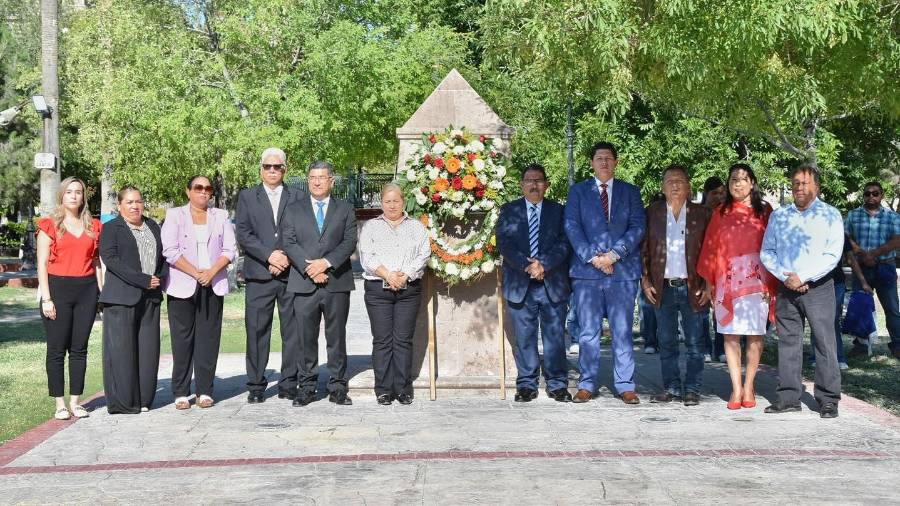 Autoridades municipales, docentes y estudiantes participaron en el acto cívico por el aniversario 226 de Cuatro Ciénegas.