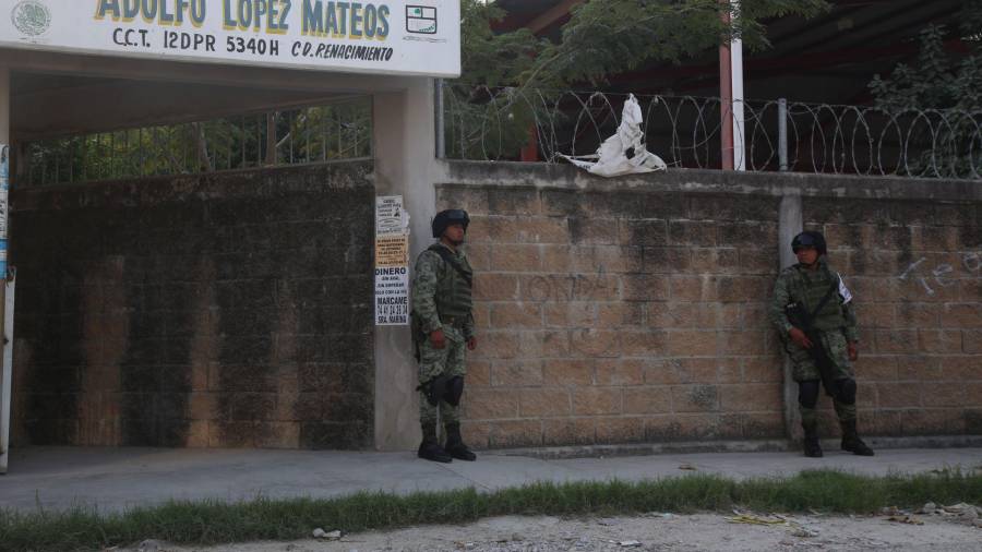 La SEP efectúa cierre total de escuelas militarizadas