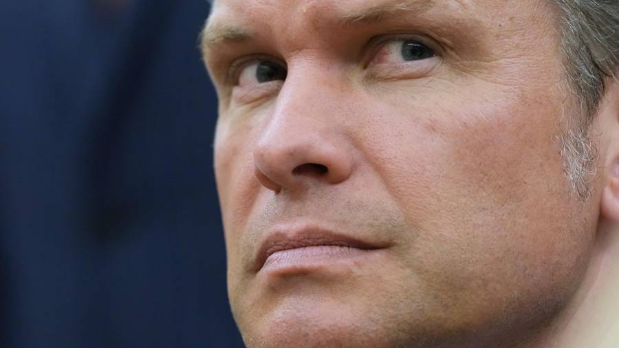 El secretario de Defensa, Pete Hegseth, escucha mientras el presidente Donald Trump se reúne con el primer ministro de Irak, Ali al-Zaidi, en el Despacho Oval de la Casa Blanca, el martes 14 de julio de 2026.