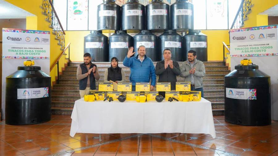 El Municipio facilitó tinacos de mil 200 litros con bomba integrada.