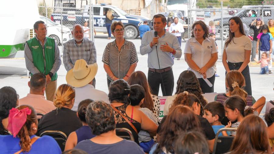 Autoridades municipales y educativas inauguraron la nueva escuela en Urbivilla del Real, que inicia con tres aulas móviles.