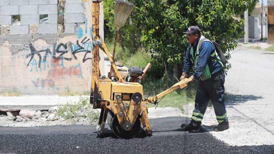 Cuadrillas municipales reparan calles en diferentes puntos de la ciudad.
