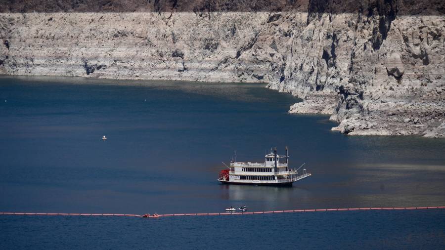 Un barco en el lago Mead se encuentra muy por debajo de la marca de minerales claros, similar a la línea de suciedad en una bañera, que evidencia la pérdida de agua cerca de la presa Hoover y de Boulder City, Nevada.