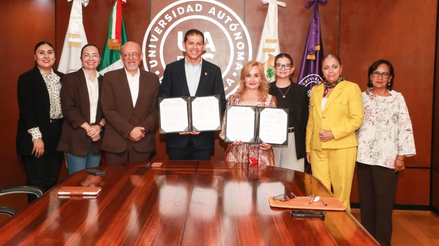 La firma del convenio fue encabezada por el rector de la UAdeC, Octavio Pimentel Martínez, y la directora general del CECyTEC, Lucía Azucena Ramos.