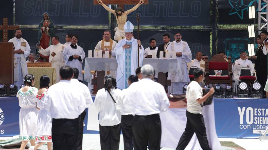 El obispo Hilario González García encabezó la celebración eucarística ante jóvenes de diferentes comunidades religiosas.