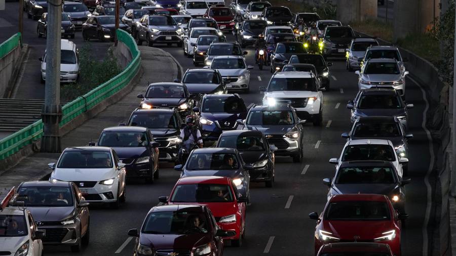Usuarios del transporte público pierden 180 horas anuales por tráfico, y los de automóviles particulares, 100 horas.