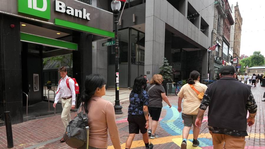 Peatones pasan frente a una sucursal del banco TD Bank, el 24 de junio de 2026, en Boston.