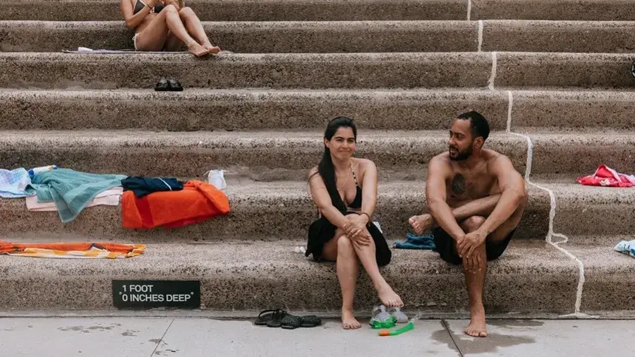 Personas se refrescan en una piscina al aire libre durante una ola de calor en Nueva York (EE.UU.), el 13 de julio de 2026.