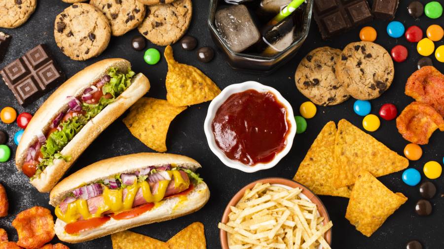 Estos productos, típicamente definidos como alimentos y bebidas elaborados con ingredientes que no se encontrarían en la cocina de una casa.